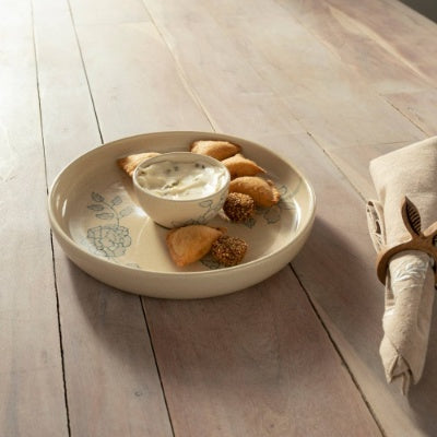 Un bol artisanal en céramique, conçu pour servir chips, nachos, légumes et sauces avec style