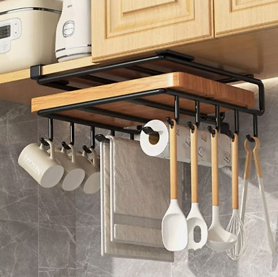Étagère de rangement suspendue sous armoire, idéale pour la cuisine, permet d’organiser planches à découper et accessoires.