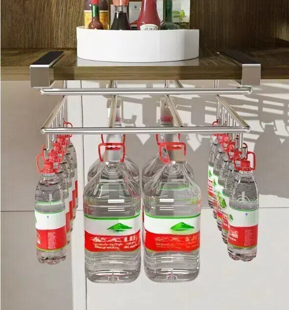Étagère de rangement suspendue sous armoire, idéale pour la cuisine, permet d’organiser planches à découper et accessoires.
