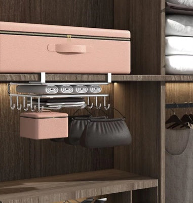 Étagère de rangement suspendue sous armoire, idéale pour la cuisine, permet d’organiser planches à découper et accessoires.