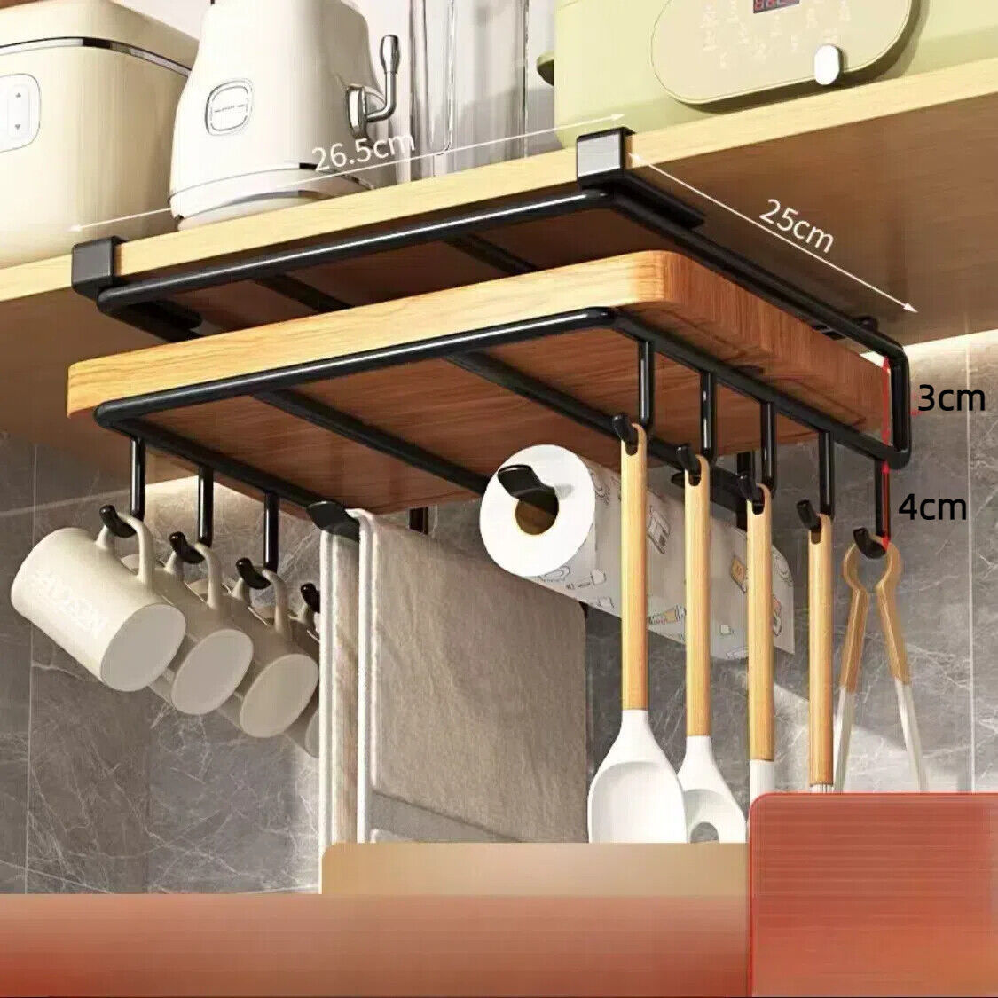 Étagère de rangement suspendue sous armoire, idéale pour la cuisine, permet d’organiser planches à découper et accessoires.