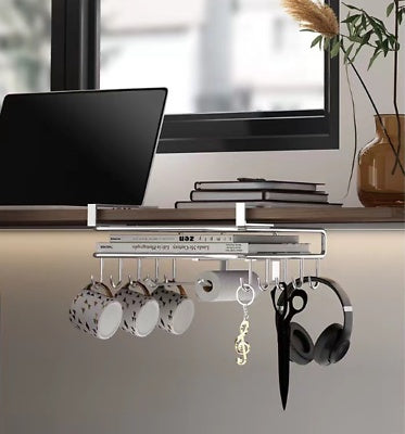 Étagère de rangement suspendue sous armoire, idéale pour la cuisine, permet d’organiser planches à découper et accessoires.