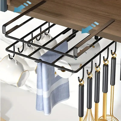 Étagère de rangement suspendue sous armoire, idéale pour la cuisine, permet d’organiser planches à découper et accessoires.
